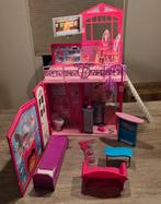 Barbie huis met poppen, kleding en accessoires, Ophalen, Gebruikt, Barbie
