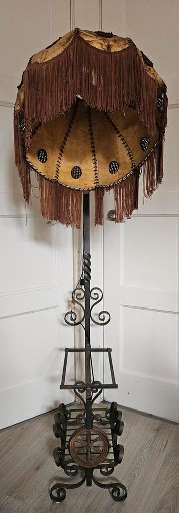 Gave oude nostalgische staande lamp met lectuurbak... beschikbaar voor biedingen