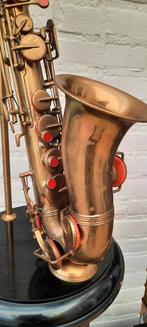 Prachtige oude  Saxofoon op decoratieve standaard, Ophalen of Verzenden, Gebruikt, Tenor