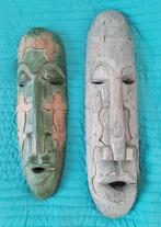 2 houten maskers., Ophalen