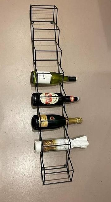 Zwart wijnrek - hangend beschikbaar voor biedingen