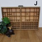 Brocante, bruine antieke houten letterbak, wanddecoratie j, Ophalen of Verzenden, Flashback Furniture, Info@flashbackfurniture.nl