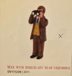 Dickensville Man met verrekijker bij vuurtoren DV111239, Diversen, Kerst, Ophalen of Verzenden, Zo goed als nieuw
