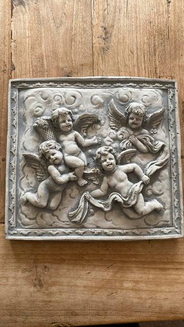 Plaquette van beton met engelen beschikbaar voor biedingen