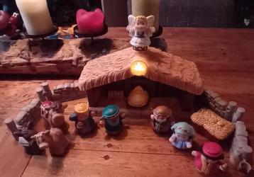 Kerststal met figuren little people  beschikbaar voor biedingen