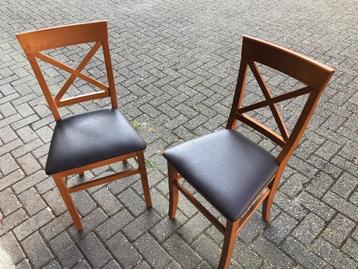 2 Eenvoudige stoelen beschikbaar voor biedingen