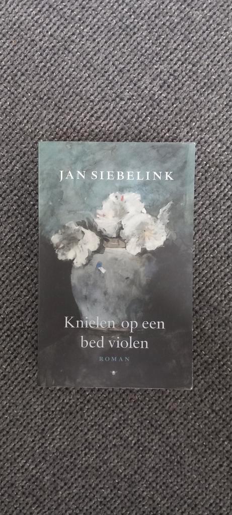 Jan Siebelink - Knielen op een bed violen, Boeken, Literatuur, Gelezen, Nederland, Ophalen of Verzenden