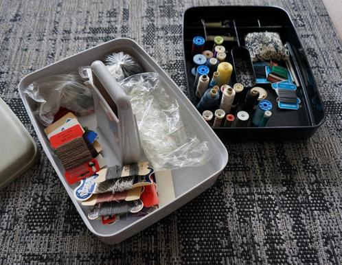 Curver opbergbox draagbaar, compleet inhoud - 70er jaren, Hobby en Vrije tijd, Naaien en Fournituren, Zo goed als nieuw, Garen of Naald(en)