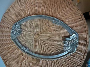 Zand gegoten tinnen dienblad met glas en zilveren vaasje. beschikbaar voor biedingen