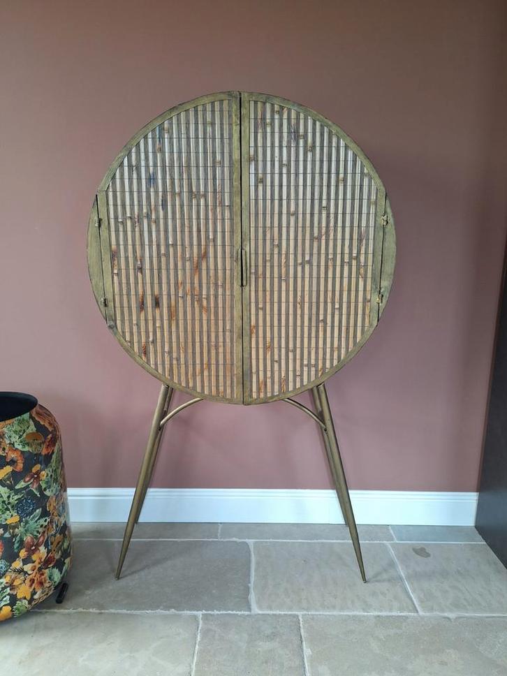 Basic label unieke ronde kast, Huis en Inrichting, Kasten | Buffetkasten, Ophalen of Verzenden
