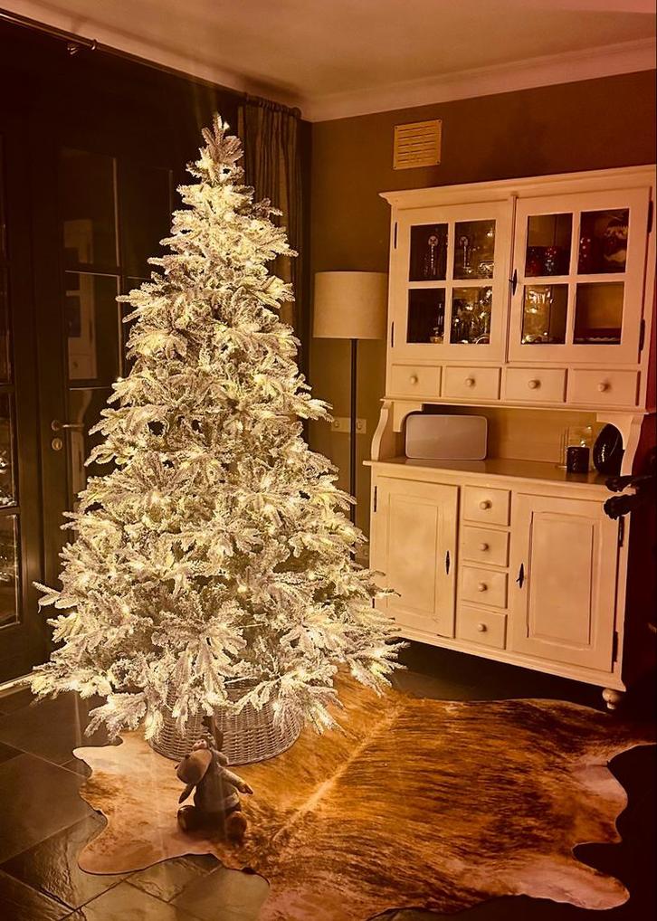 kerstboom edelspar 210cm, met 300 warmwitte led lampjes, Diversen, Kerst, Zo goed als nieuw, Ophalen