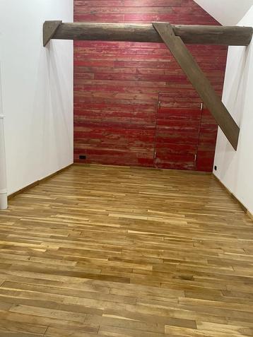 Oude gebruikte planken rood geverfd, recycle hout beschikbaar voor biedingen