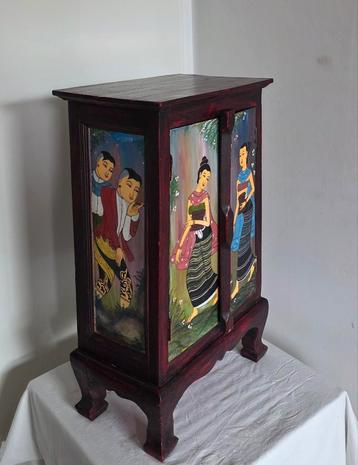 Unieke handbeschilderde houten kast beschikbaar voor biedingen