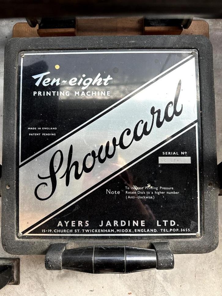 Adana / Ayers Jardine “Ten‑Eight Showcard” drukpers, Antiek en Kunst, Antiek | Gereedschap en Instrumenten, Ophalen