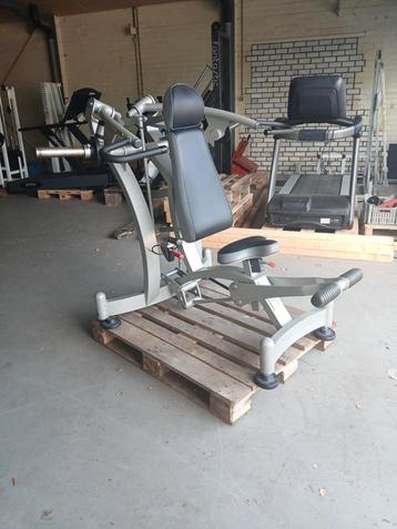 Panatta seated shoulder press plate loaded beschikbaar voor biedingen