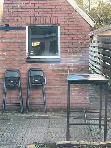 Bartafel met krukken gratis af te halen beschikbaar voor biedingen