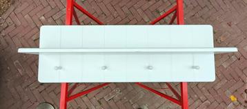 Kapstok met 4 haken en plateau beschikbaar voor biedingen