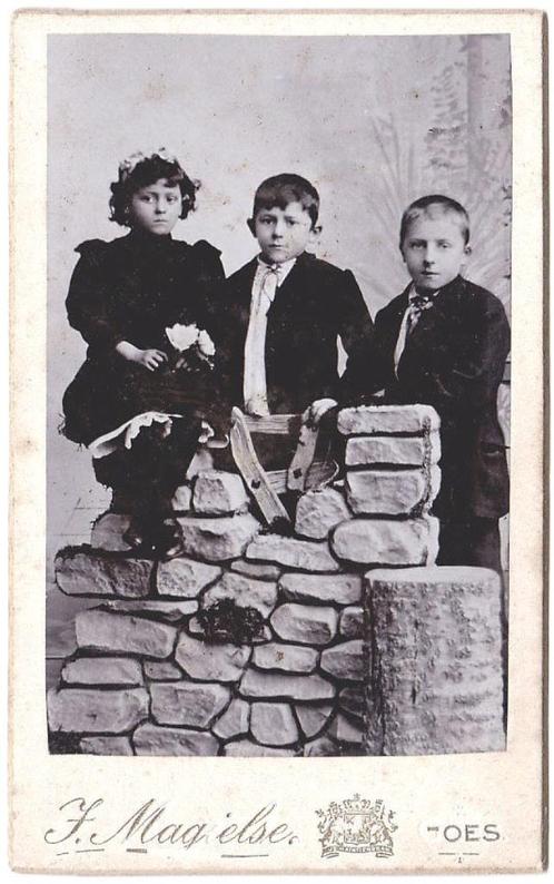 CDV - 3 Kinderen achter Muurtje - Kind - Foto Magielse Goes, Verzamelen, Foto's en Prenten, Gebruikt, Foto, Kind, Voor 1940, Ophalen of Verzenden