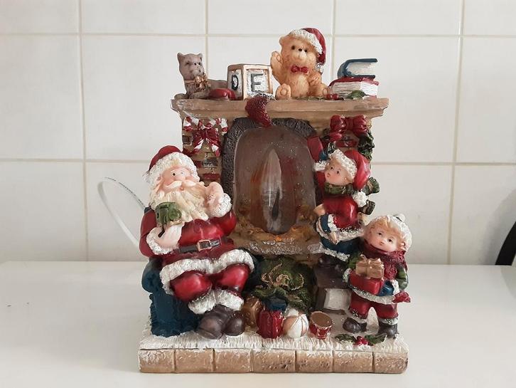 Kersttafereel kerstman bij de openhaard met verlichting, Diversen, Kerst, Zo goed als nieuw, Ophalen of Verzenden
