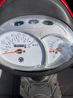 Rode Sym scooter, Fietsen en Brommers, Ophalen, Gebruikt, Maximaal 45 km/u, Benzine