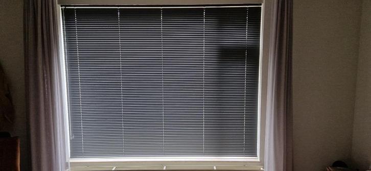 Te koop jaloezie, Huis en Inrichting, Stoffering | Gordijnen en Lamellen, Zo goed als nieuw, 150 tot 200 cm, 200 cm of meer, Grijs