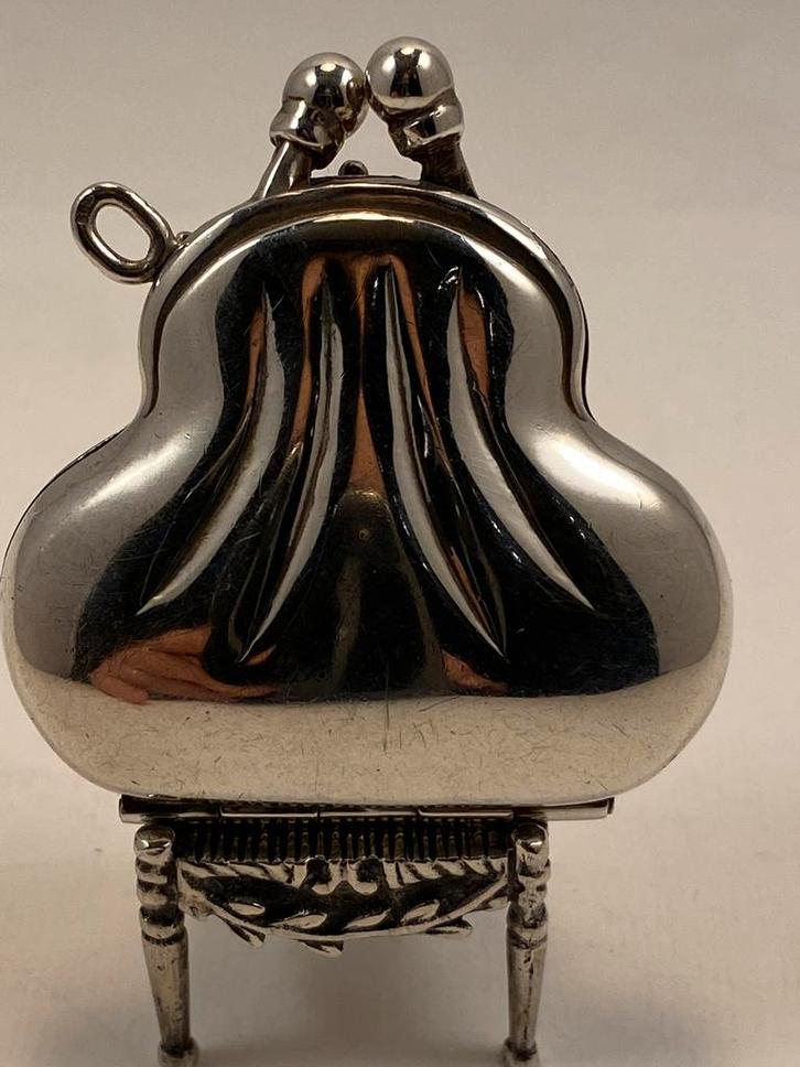 Zilveren hanger in de vorm van een knipbeurs, Antiek en Kunst, Antiek | Goud en Zilver, Zilver, Ophalen of Verzenden