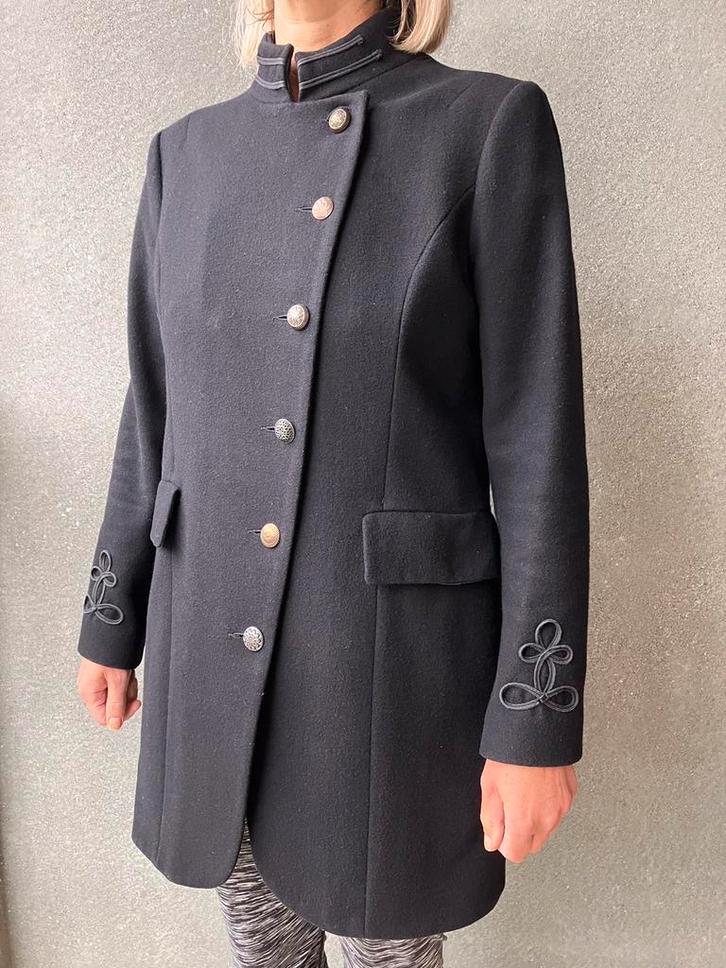 Zwarte nette winterjas met mooie details & knopen, maat 38, Kleding | Dames, Jassen | Winter, Gedragen, Maat 38/40 (M), Zwart