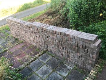 Ruim 1000 gemêleerde straatsteentjes. 20x7x5 cm. Taps. Gaaf. beschikbaar voor biedingen