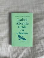 Isabel Allende - Liefde en schaduw, Boeken, Ophalen of Verzenden, Zo goed als nieuw, Isabel Allende