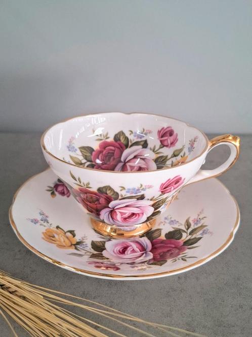 Vintage theekop en schotel met rozenmotief en goudbiesje, Antiek en Kunst, Antiek | Servies compleet, Ophalen