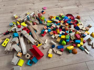 Houten blokjes / treinspoor / treintjes beschikbaar voor biedingen