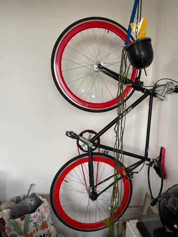 Strakke Fiets met Rode Accenten beschikbaar voor biedingen