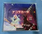 Akora TCG Spellbound Wings 1st Edition Booster Box (36 Packs, Ophalen of Verzenden, Nieuw, Boosterbox, Foil