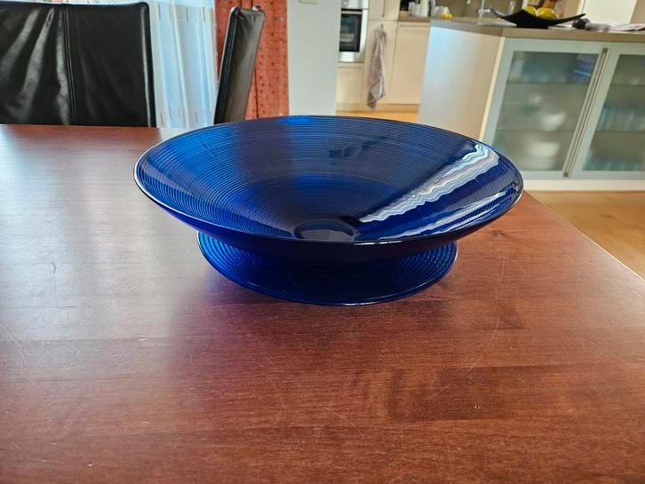 Mooie korenblauwe glazen schaal met bijpassend onderbord, Huis en Inrichting, Woonaccessoires | Schalen en Manden, Zo goed als nieuw