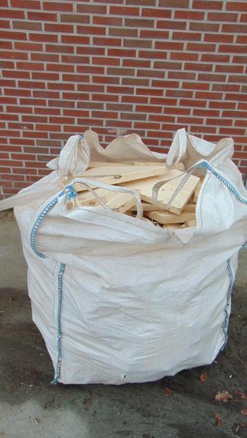 vuren hout beschikbaar voor biedingen