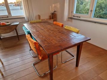 Houten tafel  beschikbaar voor biedingen