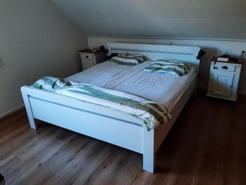 Tweepersoons bedframe wit 180x200 cm beschikbaar voor biedingen