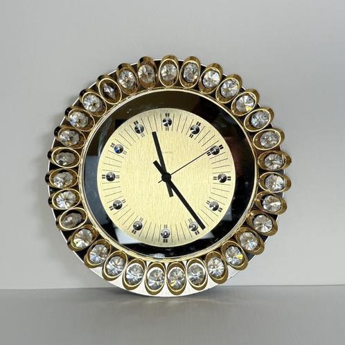Hollywood regency klok van Junghans, goud en kristal, Huis en Inrichting, Woonaccessoires | Klokken, Zo goed als nieuw, Wandklok