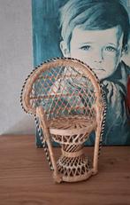 Rotan poppen stoel jaren 70, Verzamelen, Poppenhuizen en Toebehoren, Ophalen of Verzenden, Gebruikt, Gebruiksvoorwerp