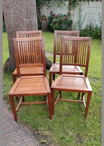 4 Houten Eetstoelen  beschikbaar voor biedingen