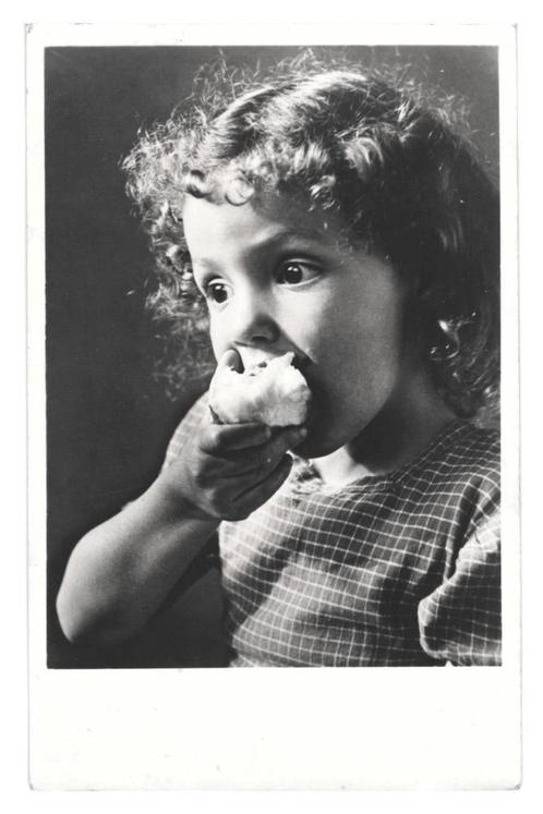 954572	Vintage	oude kinderkaart	meisje	1948	 Gelopen met pos, Verzamelen, Ansichtkaarten | Themakaarten, Gelopen, Kinderen, Ophalen of Verzenden