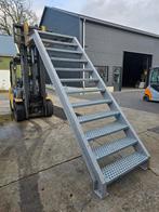 Stalen trap met bordes grijs. Hoog 2,4 mtr. Nob063, Doe-het-zelf en Verbouw, Ladders en Trappen, Ophalen, Zo goed als nieuw, 2 tot 4 meter