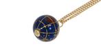 Wereld globe 18k gouden ketting hanger Lapis Lazuli, Verzenden, Zo goed als nieuw, Met edelsteen, Info@voordeelsieraden.nl