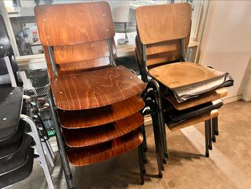 Industriële retro vintage sixties stapelbare school stoelen