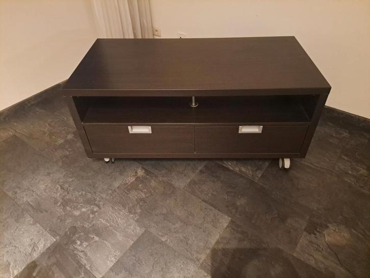 Donkerbruin TV meubel met 2 laden op wielen, Huis en Inrichting, Tafels | Salontafels, 50 tot 75 cm, 100 tot 150 cm, 100 tot 150 cm