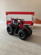 Valtra Q rood metallic, Hobby en Vrije tijd, Modelauto's | 1:32, Ophalen of Verzenden, Zo goed als nieuw, Tractor of Landbouw