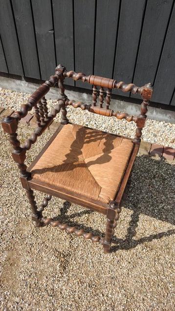 mooi hoek stoeltje. Hout, rotan hoek telefoonstoeltje beschikbaar voor biedingen