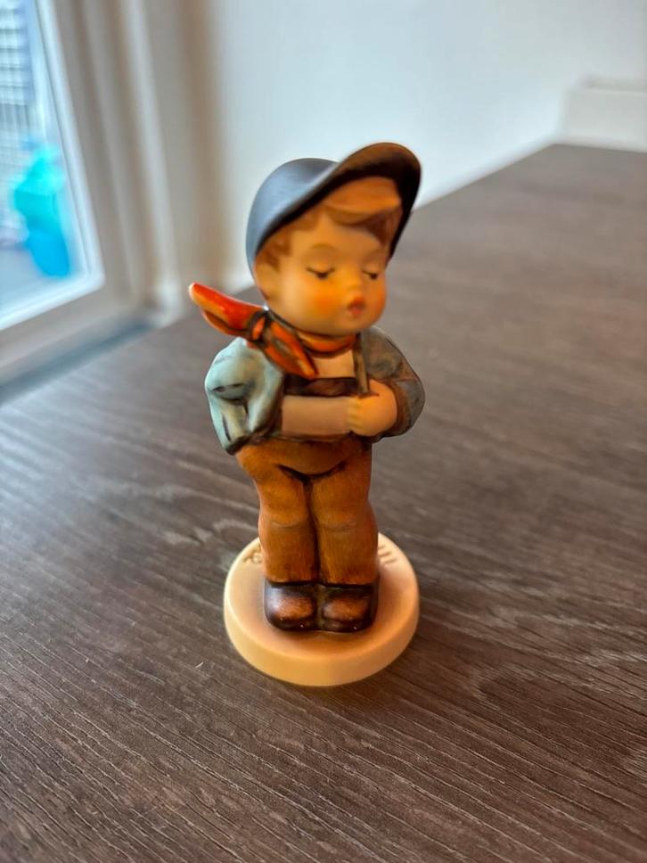 Hummel Beeldje Jongen met Hoed nr.560, Verzamelen, Beelden en Beeldjes, Zo goed als nieuw, Hummel, Ophalen of Verzenden
