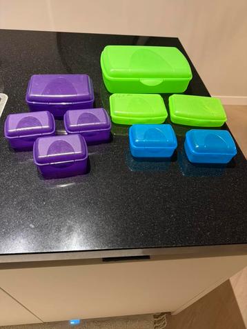 Broodtrommels/ bakjes 9 stuks verschillende groottes beschikbaar voor biedingen