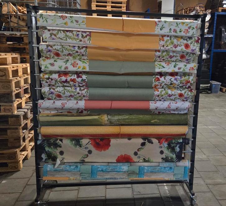 Rolwagen/displayrek met diverse tafelkleden, Huis en Inrichting, Tafelkleden, Zo goed als nieuw, Ophalen